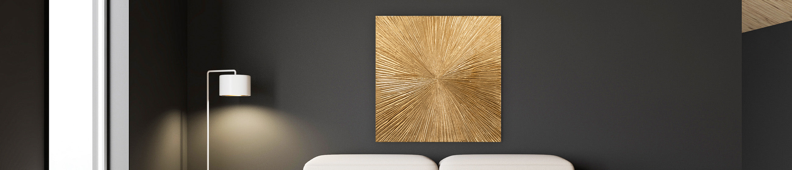 Abstraktes goldenes Wandbild mit strahlenförmiger Struktur in einem modernen Raum mit dunkler Wand und weißem Sofa.