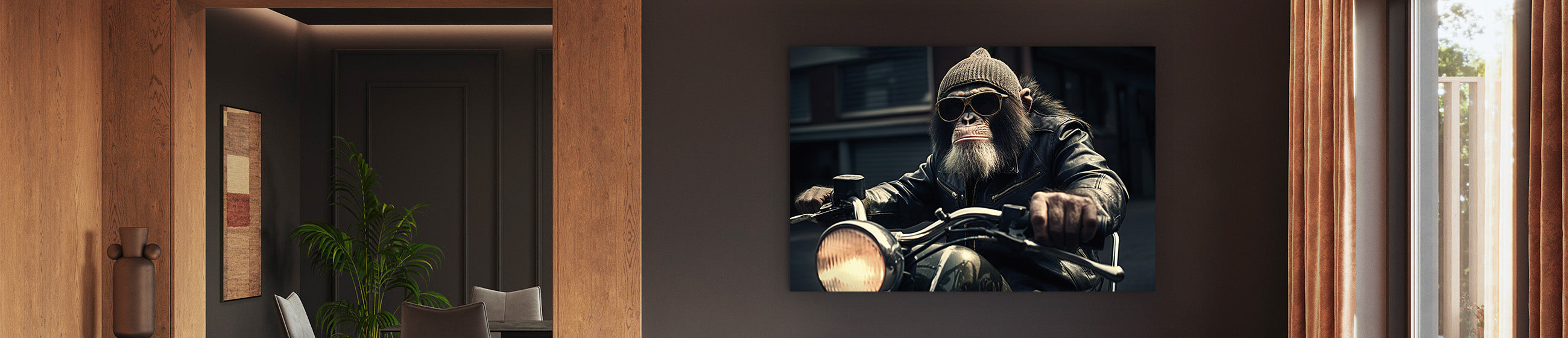 Kunstwerk eines Schimpansen mit Lederjacke und Helm, der auf einem Motorrad sitzt, an der Wand eines modernen Wohnzimmers.