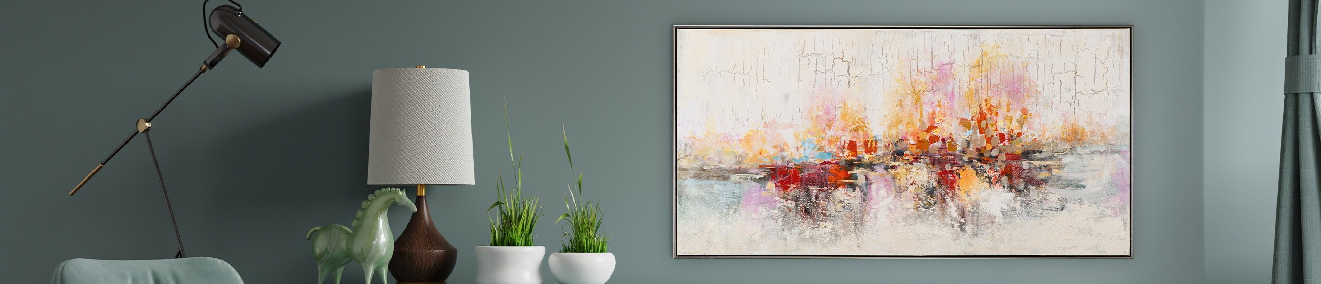 Buntes abstraktes Gemälde mit kräftigen Farbklecksen in Orange, Rot und Pink auf einer hellen Leinwand, aufgehängt in einem stilvollen Wohnzimmer.