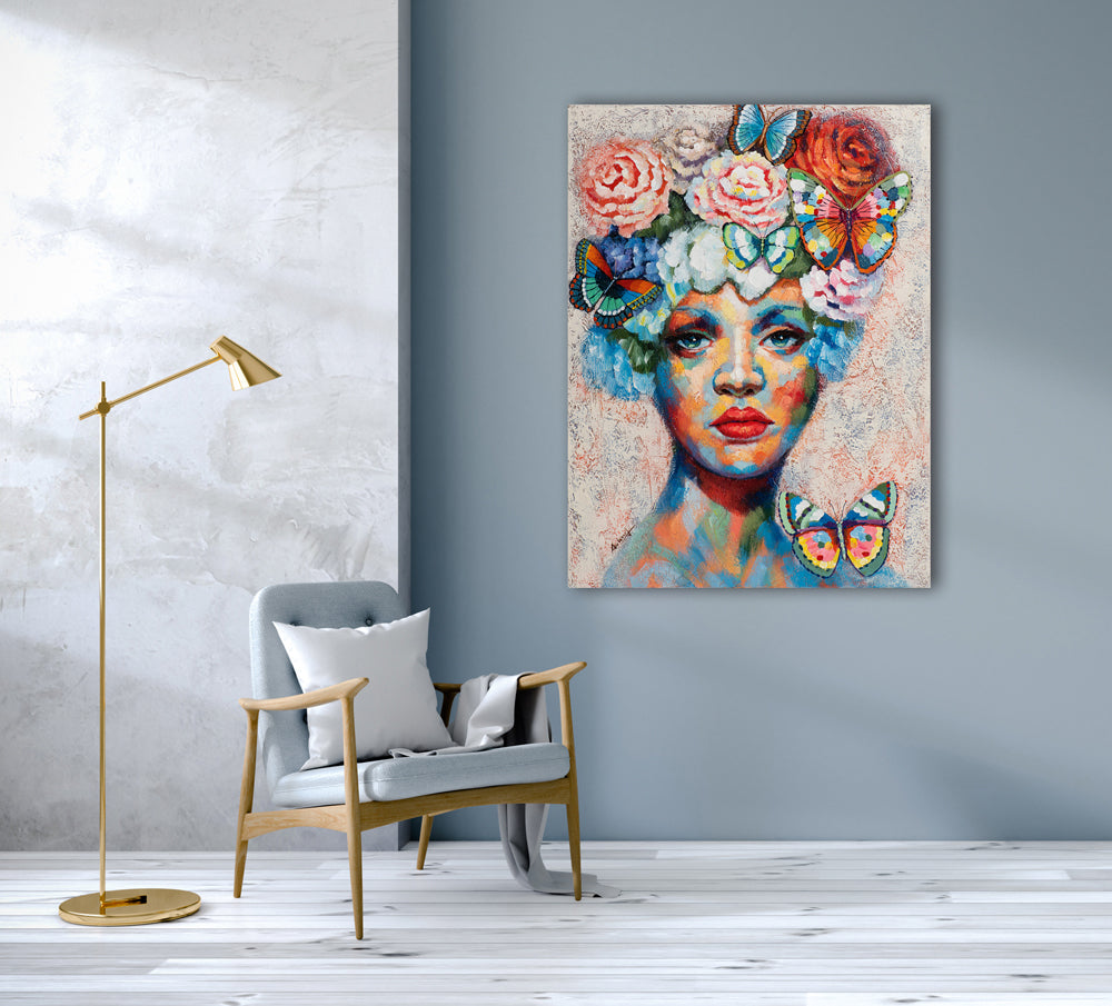 Schönheit mit Blumen und Schmetterlingen