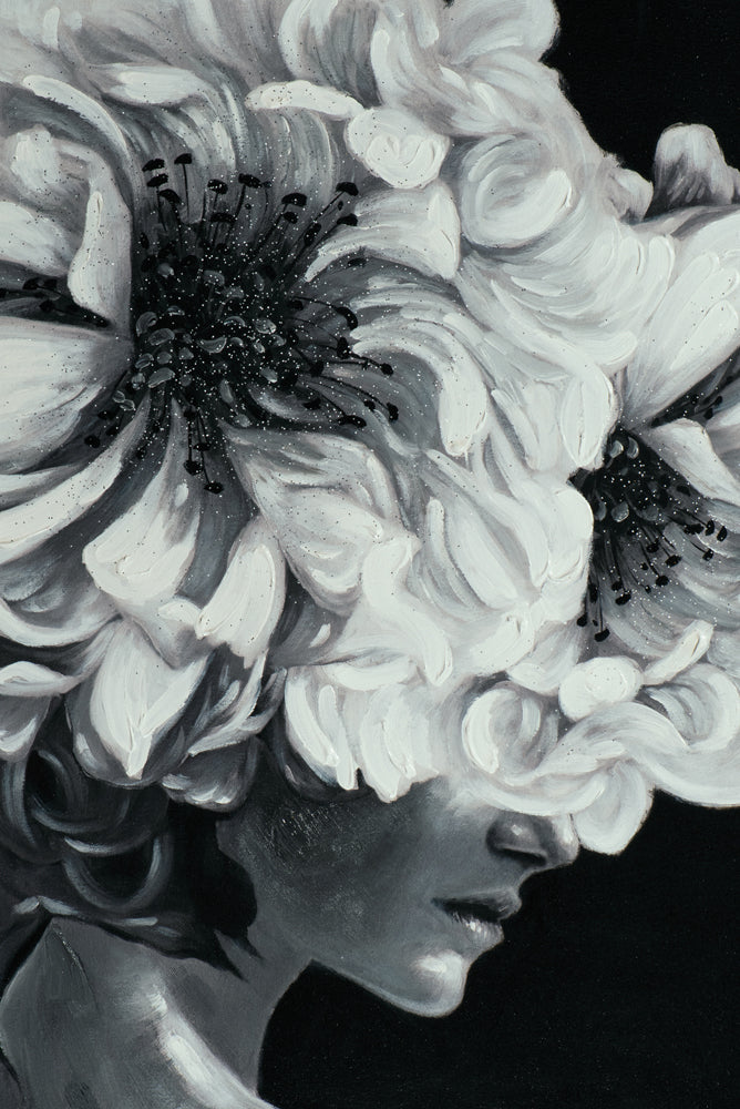 Dame avec des fleurs en noir et blanc