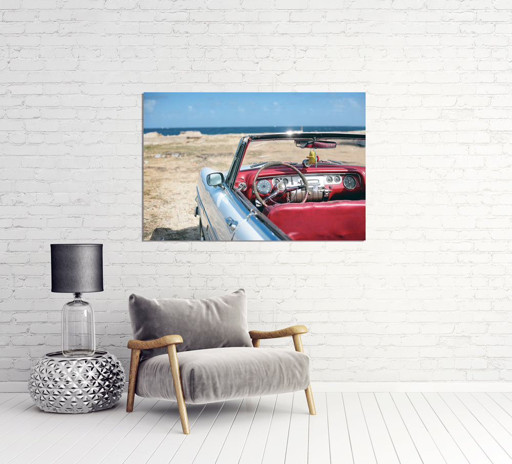 Tableau en aluminium d'une voiture ancienne sur la plage
