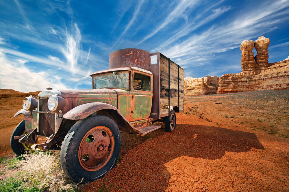 Tableau en aluminium Voiture ancienne dans le désert