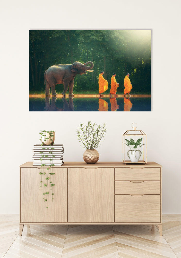 Tableau en aluminium Un moine en randonnée avec un éléphant