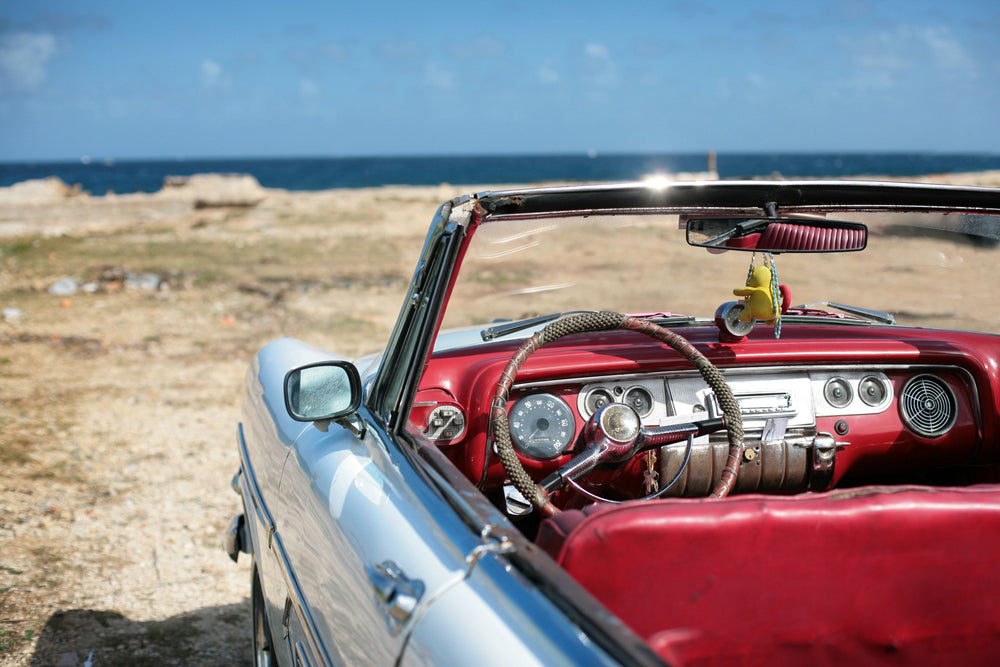 Image acoustique d'une voiture ancienne sur la plage
