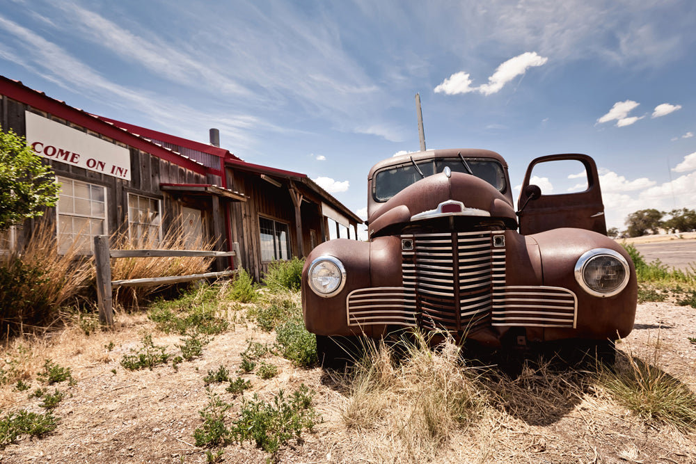 Image acoustique d'une voiture ancienne dans le désert