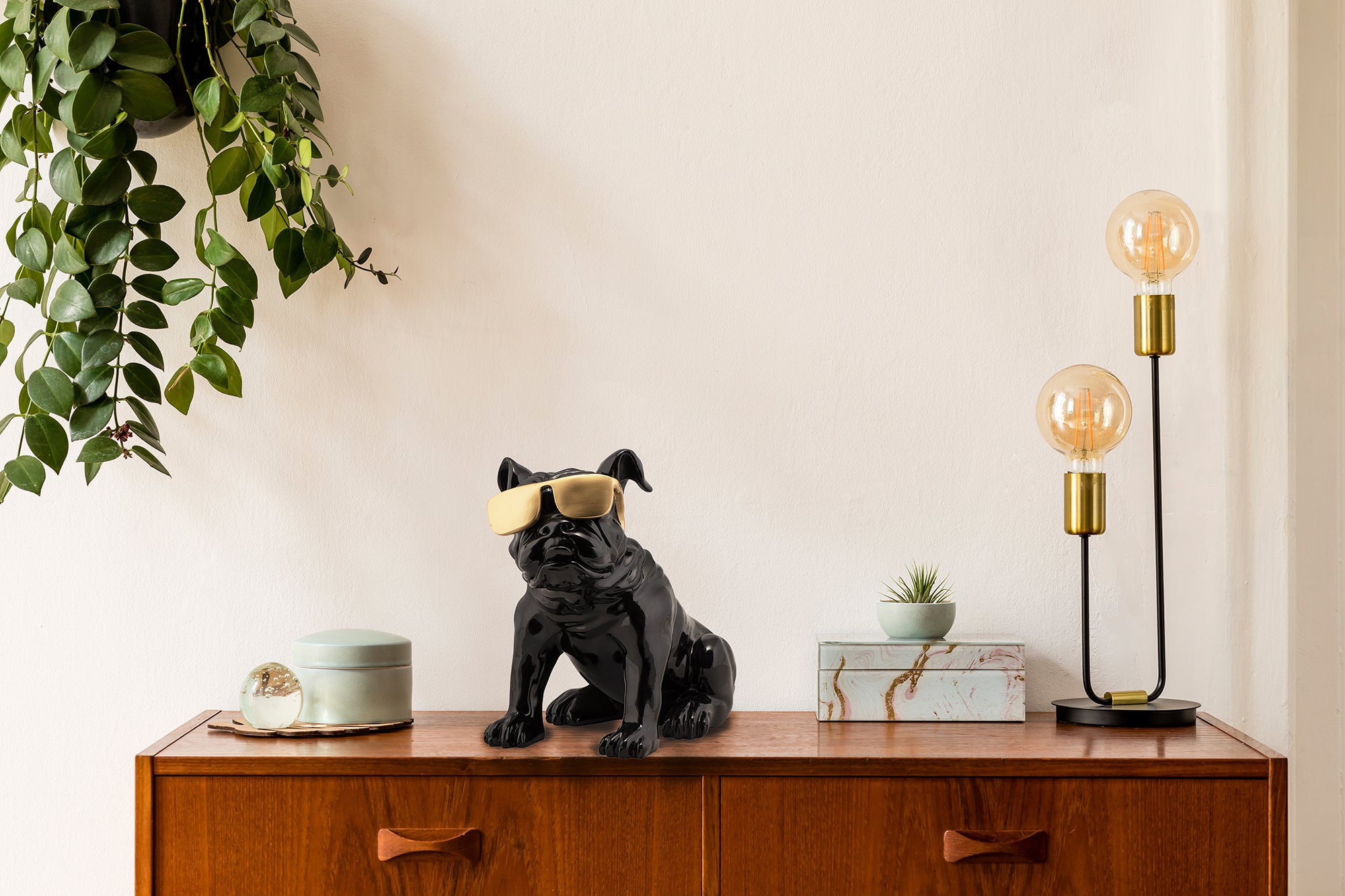 Skulptur Bulldogge mit goldener Sonnenbrille