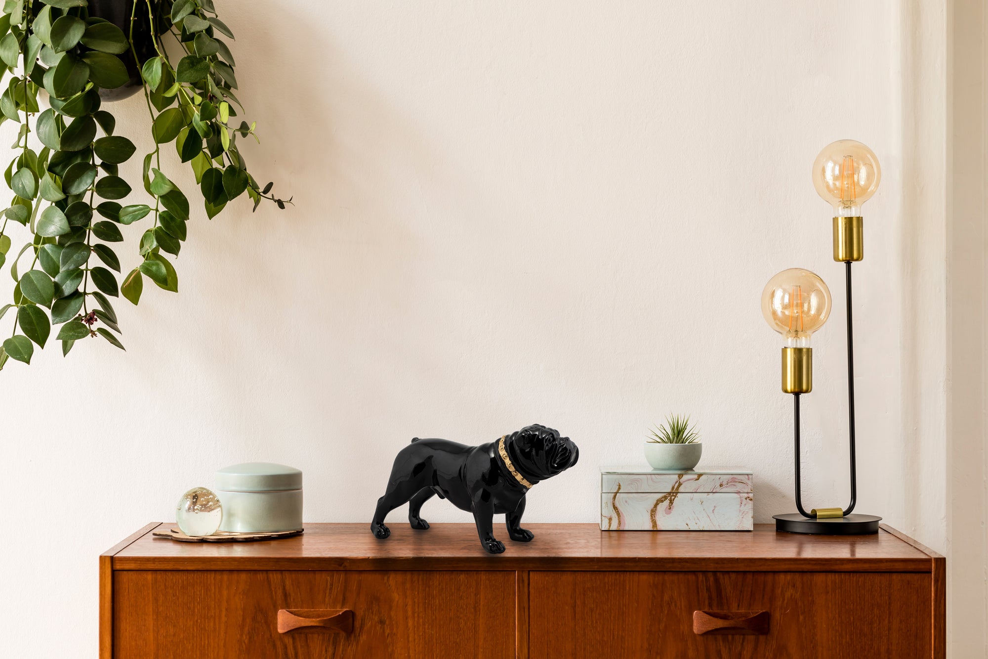 Skulptur Bulldogge mit goldenem Halsband