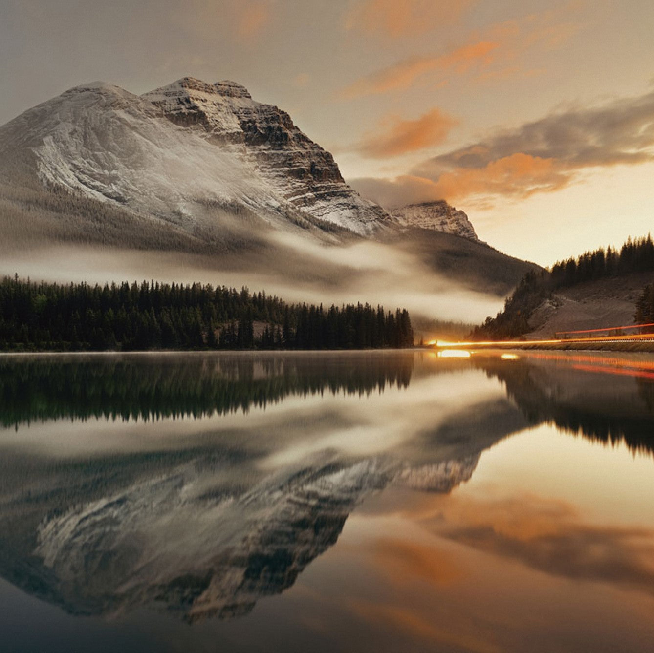 Glasbild Berg der sich im See spiegelt