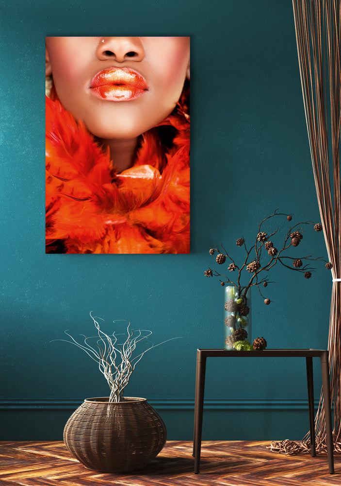 Beauté avec un boa en plumes rouges