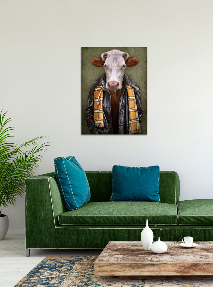Tableau en verre représentant une vache avec une veste en cuir