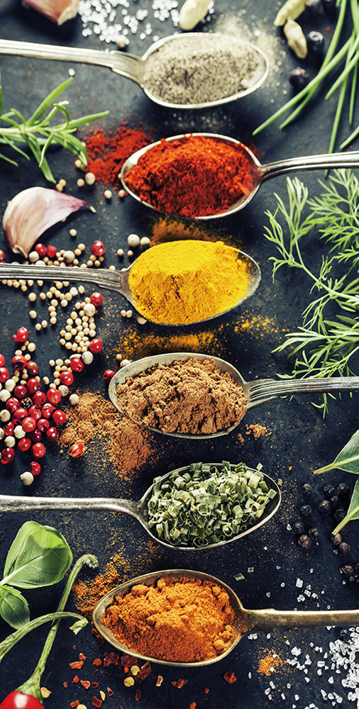 Glasbild Antike Löffel mit Gewürzen