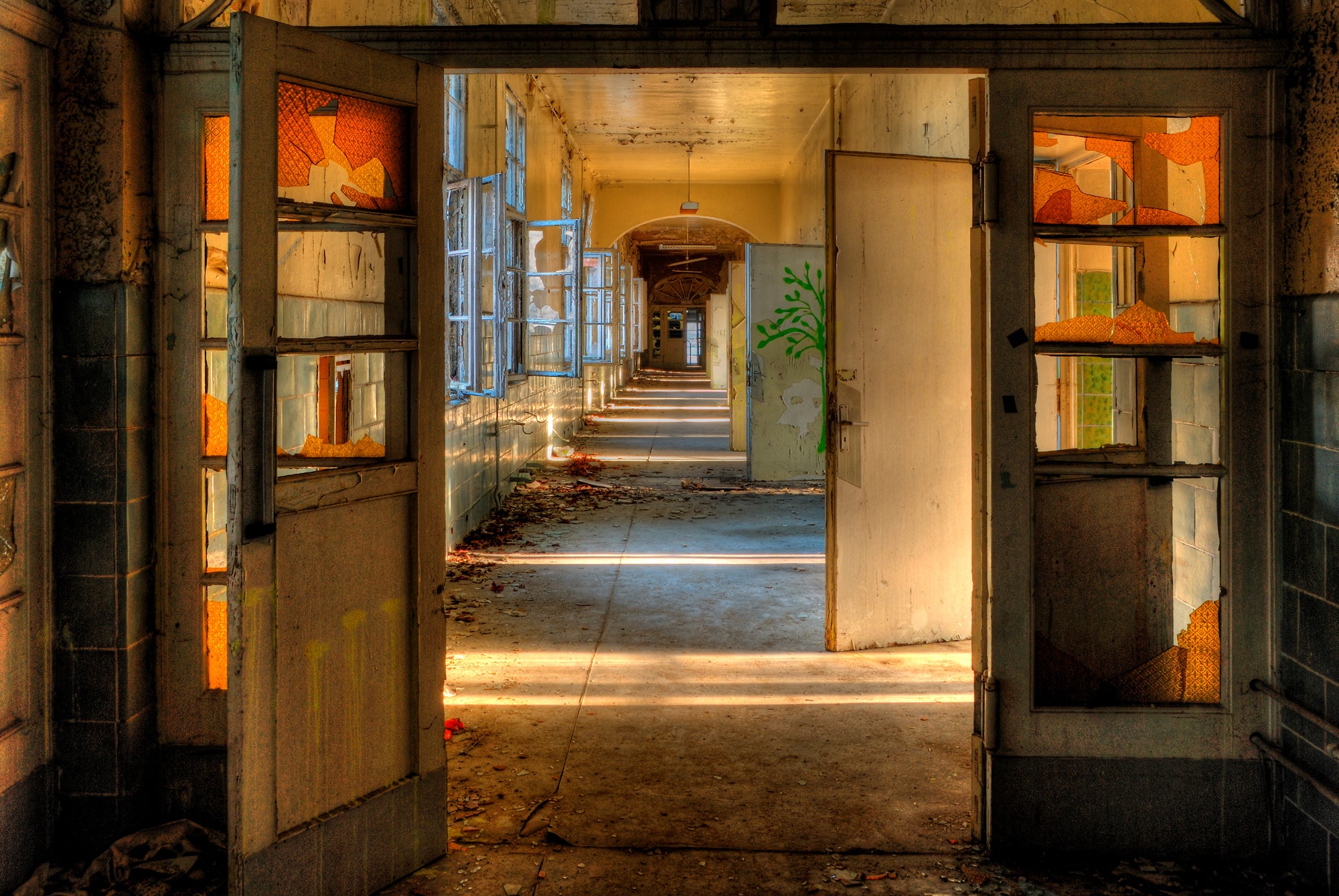 Acrylglasbild Lost Place Flur 3