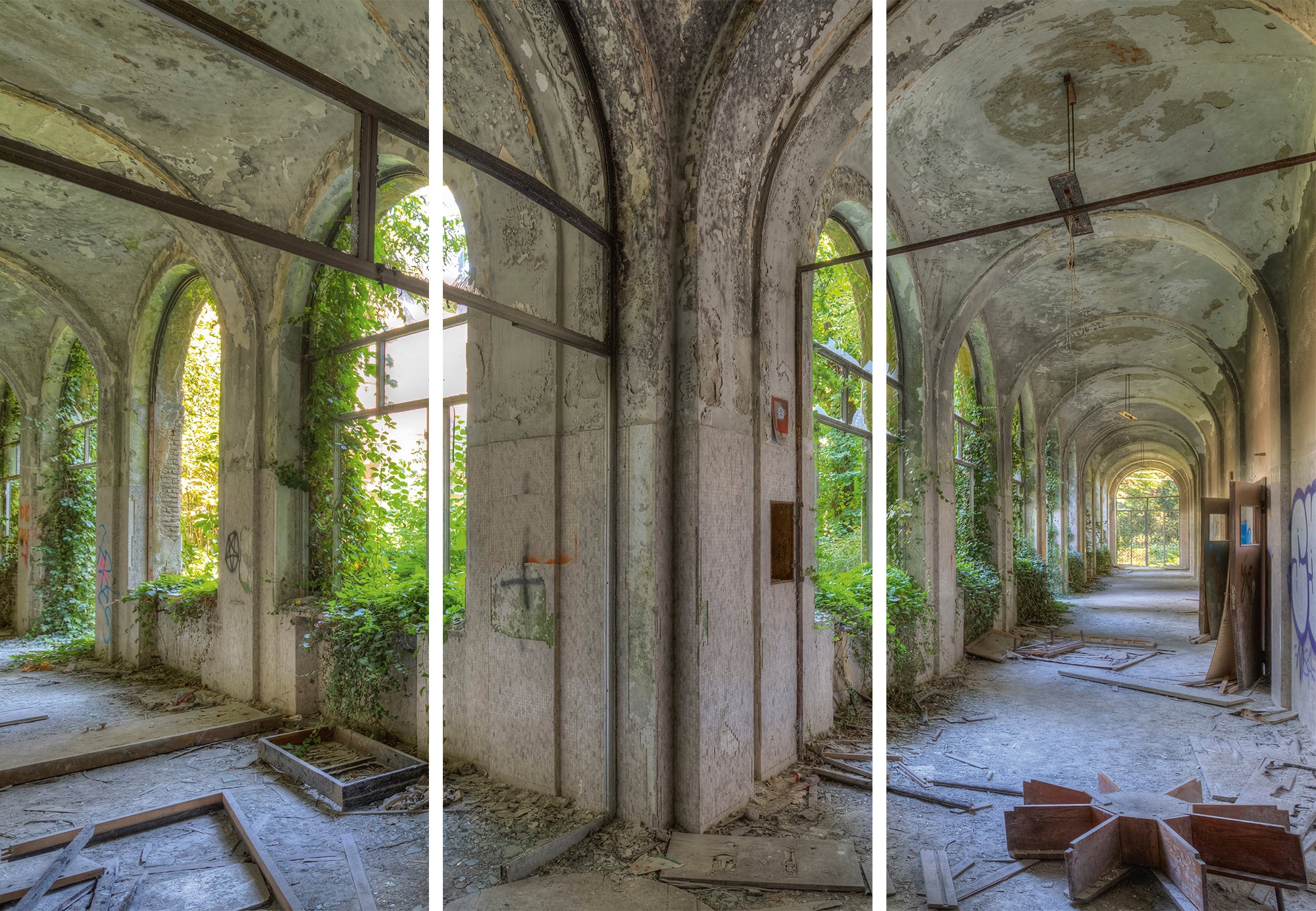 Acrylglasbild Lost Place geteilter Flur