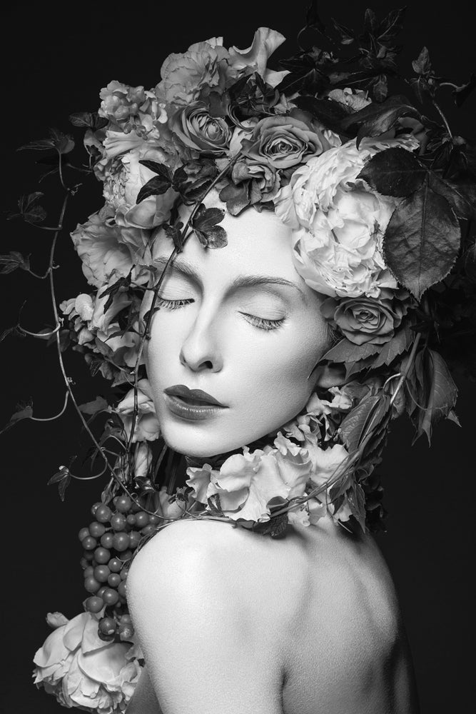 Acrylglasbild Hübsche Frau mit Blumen