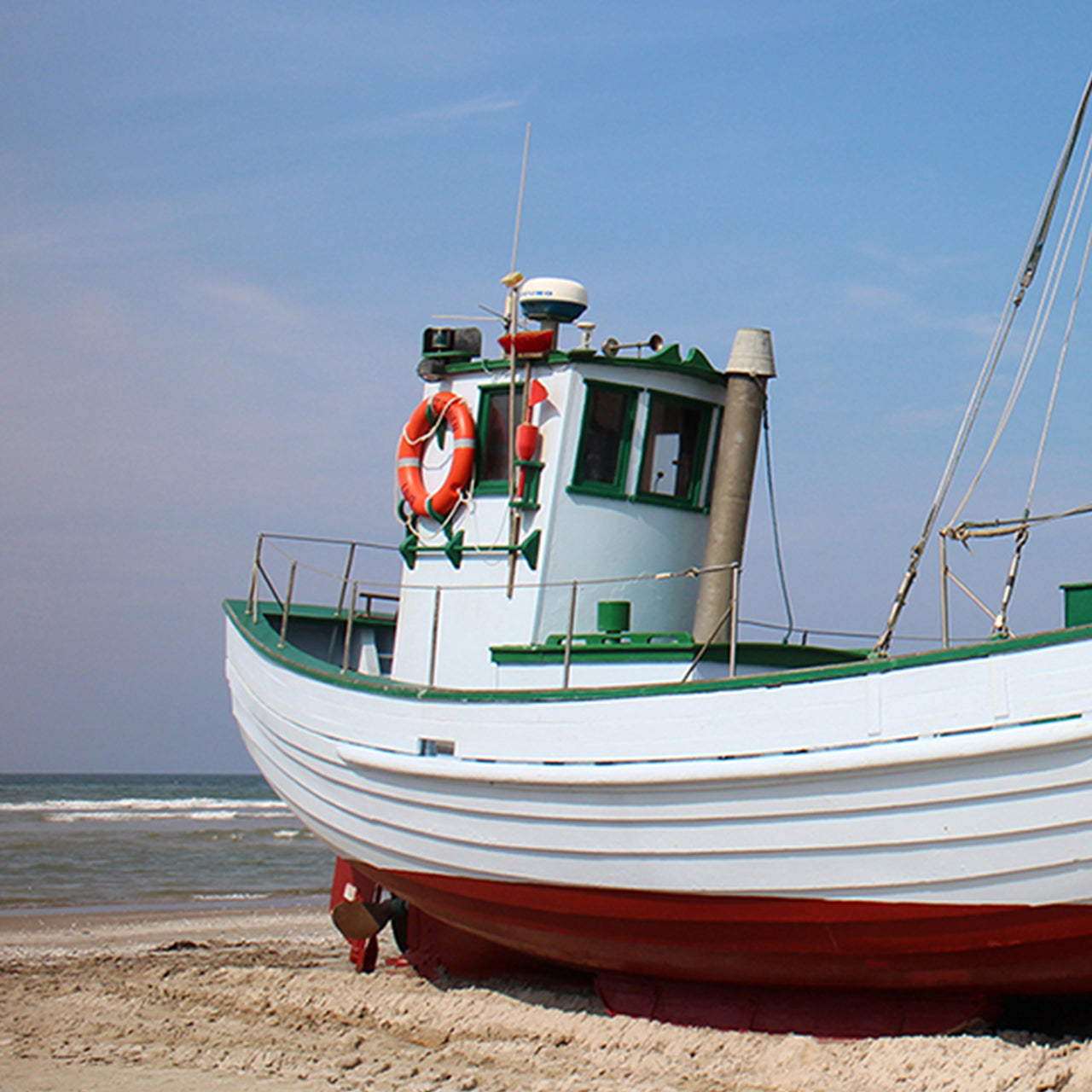 Alubild Kutter am Strand