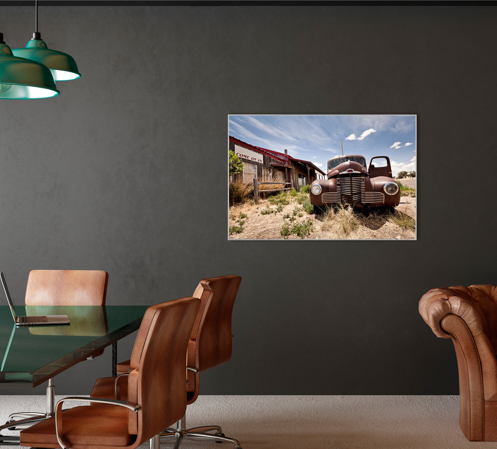 Image et cadre d'une voiture ancienne dans le désert