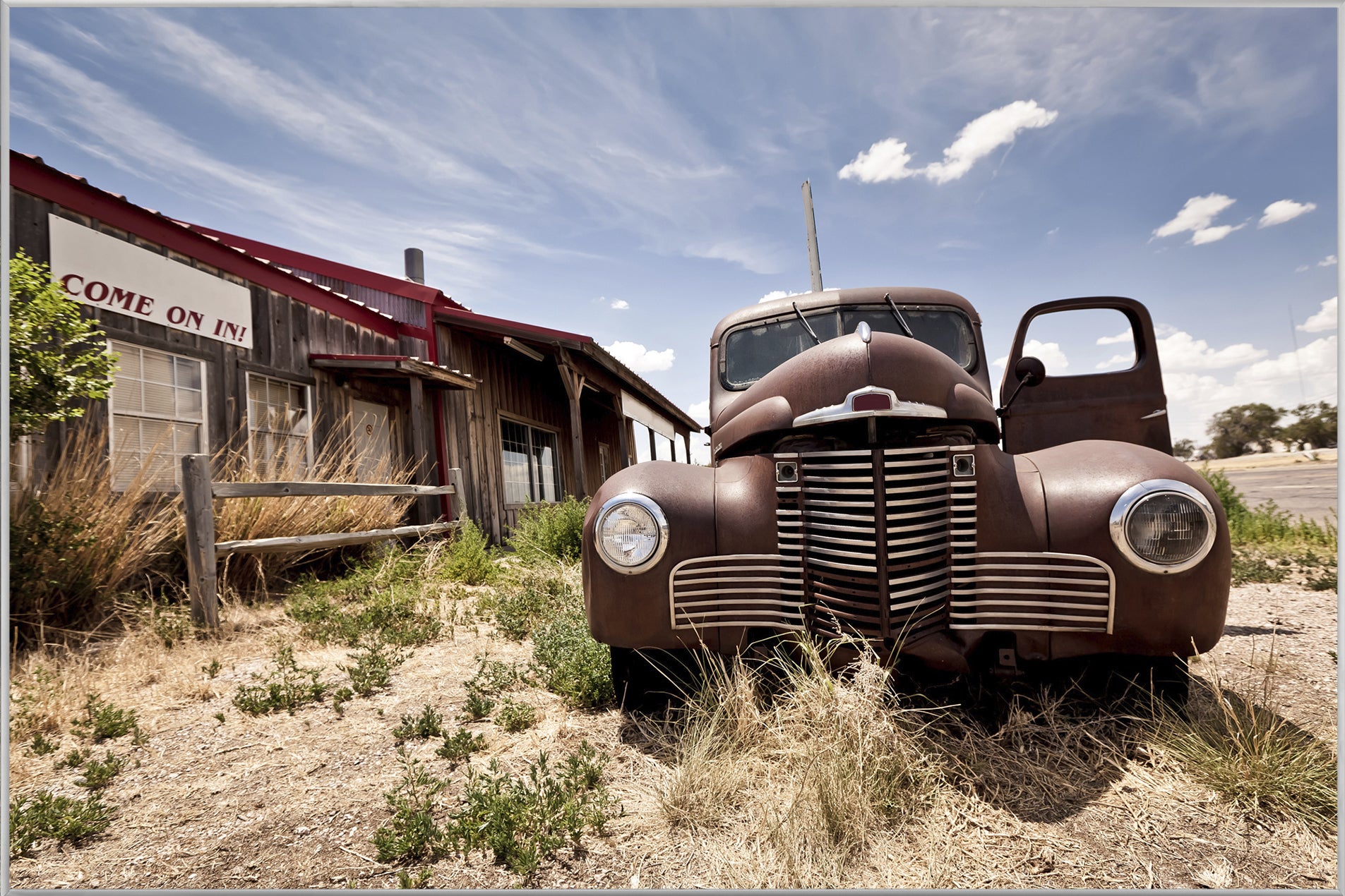 Image et cadre : voiture ancienne dans le désert