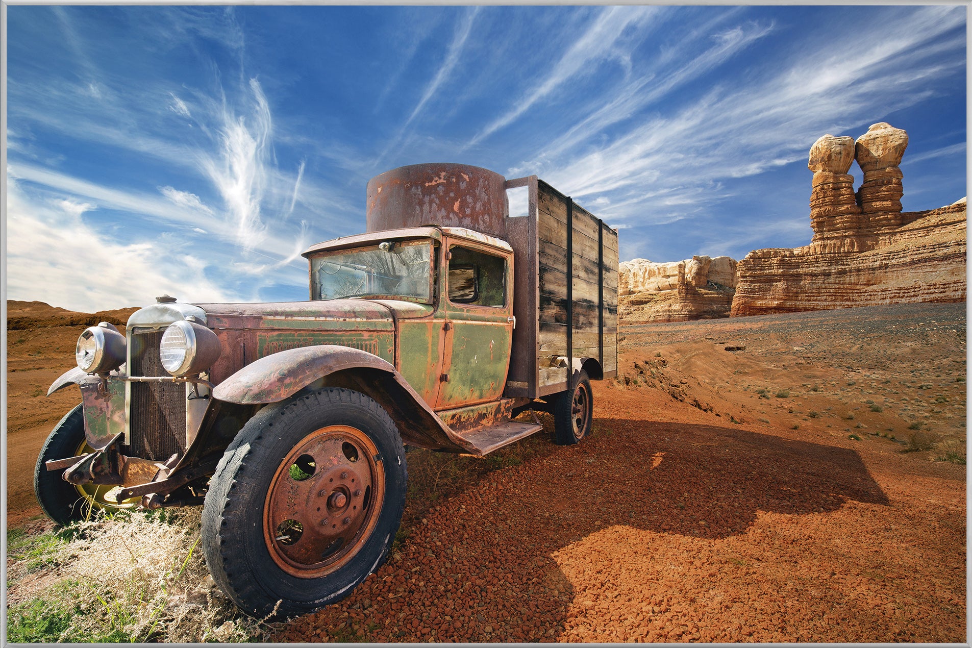 Image et cadre d'une voiture ancienne dans le désert